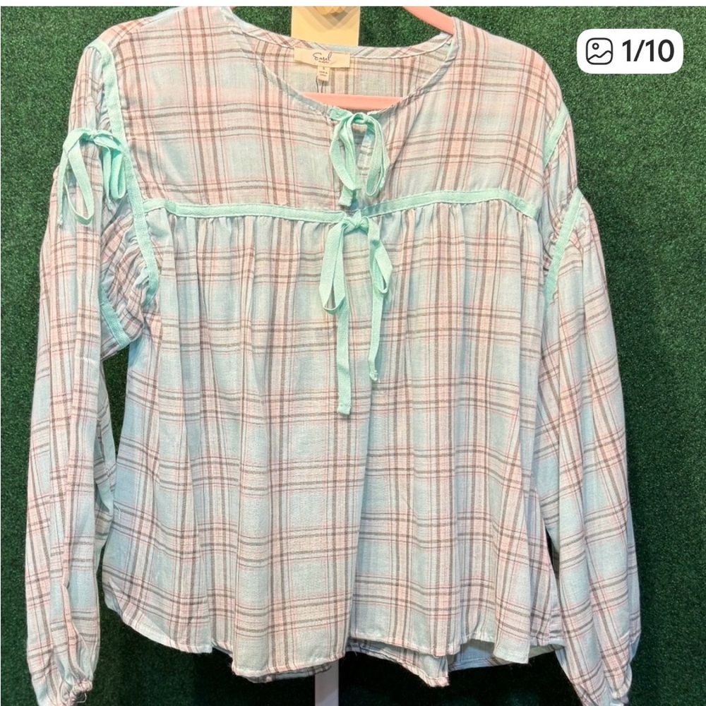 Adorable Easel brand Plaid babydoll style top with bows!